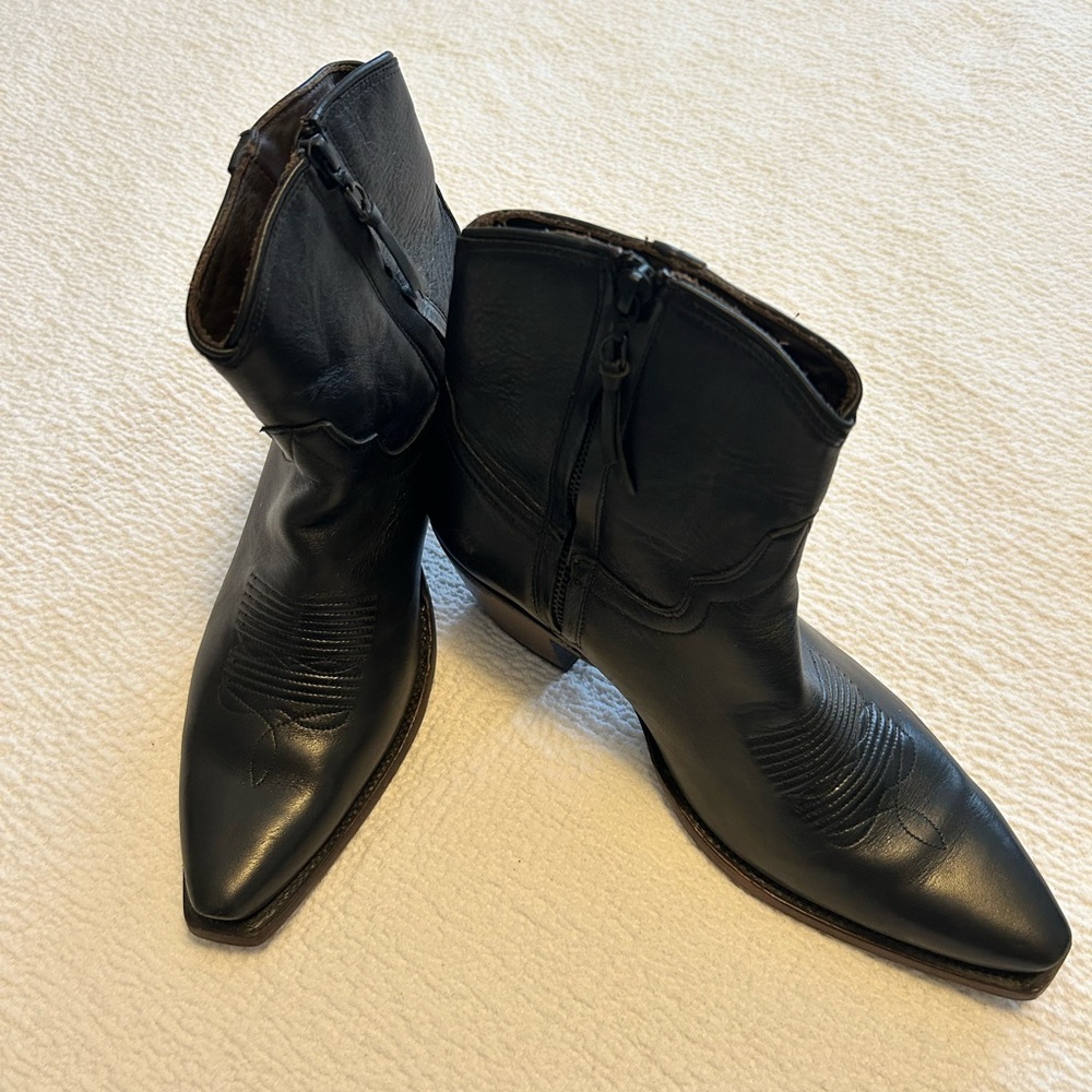 Women’s Tecova’s size 10. Worn twice, great condition!